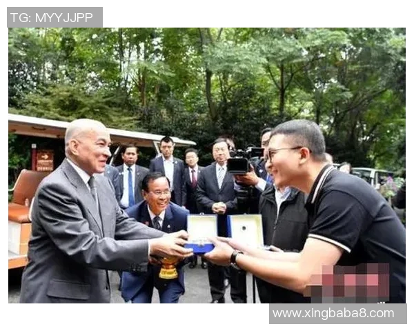 足球明星与老头的幽默互动视频引发网友热议笑声不断 足球明星与老头的幽默互动视频引发网友热议笑声不断