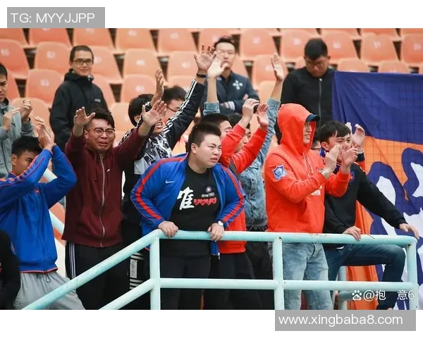 足球明星遭球迷热情骚扰引发关注球员隐私与安全问题亟待解决 足球明星遭球迷热情骚扰引发关注球员隐私与安全问题亟待解决