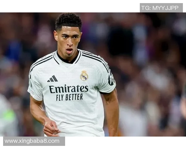 足球明星意外受伤摔破膝盖瞬间照片引发球迷热议与关注